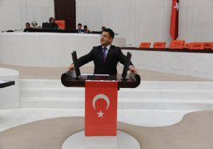 TÜRK BAYRAĞI MECLİS KÜRSÜSÜNDE